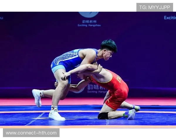 中国传统摔跤技法受国际关注，抱腰、绊腿、过肩摔等动作展现力量之美